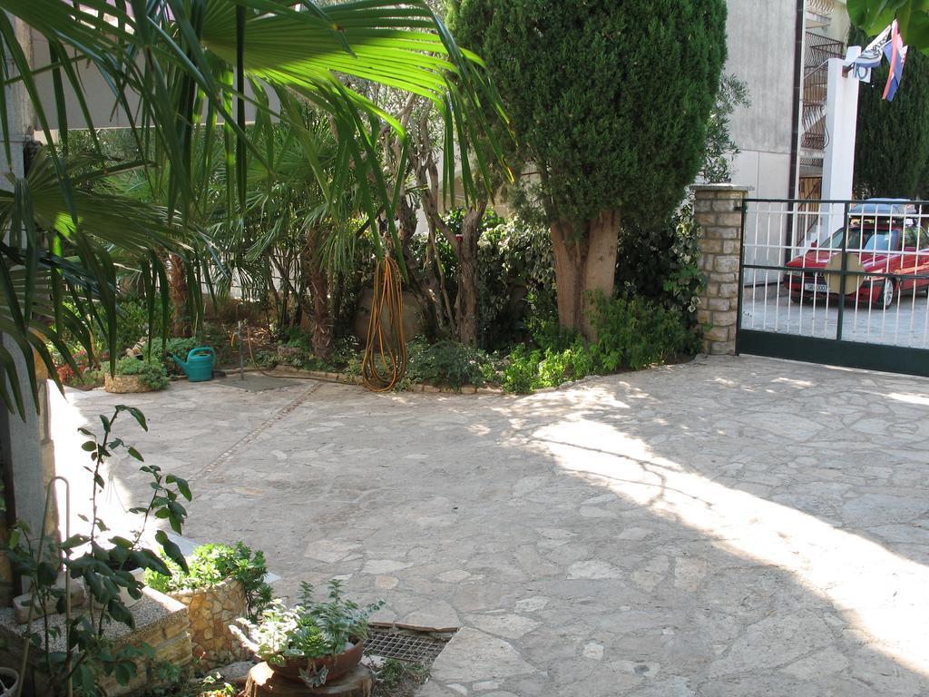 Apartments Villa Agatha Sveti Filip i Jakov Exteriör bild