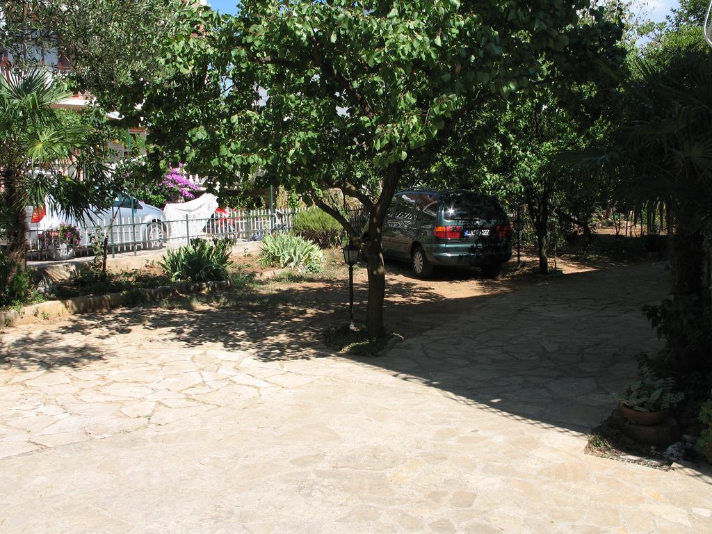 Apartments Villa Agatha Sveti Filip i Jakov Exteriör bild